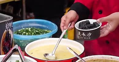 4K长沙臭豆腐街边小吃美食小摊视频的预览图